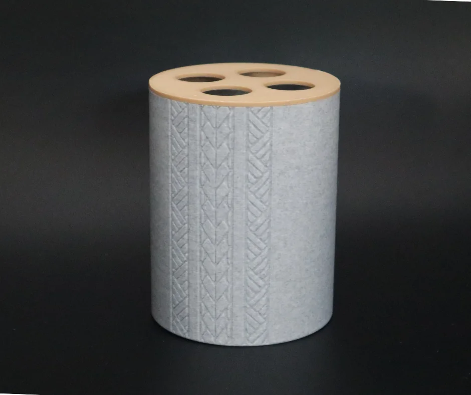 Porte-brosse à dents Manaora en situation dans une salle de bain, motifs polynésiens et couvercle amovible 4 places, impression 3D Tahiti