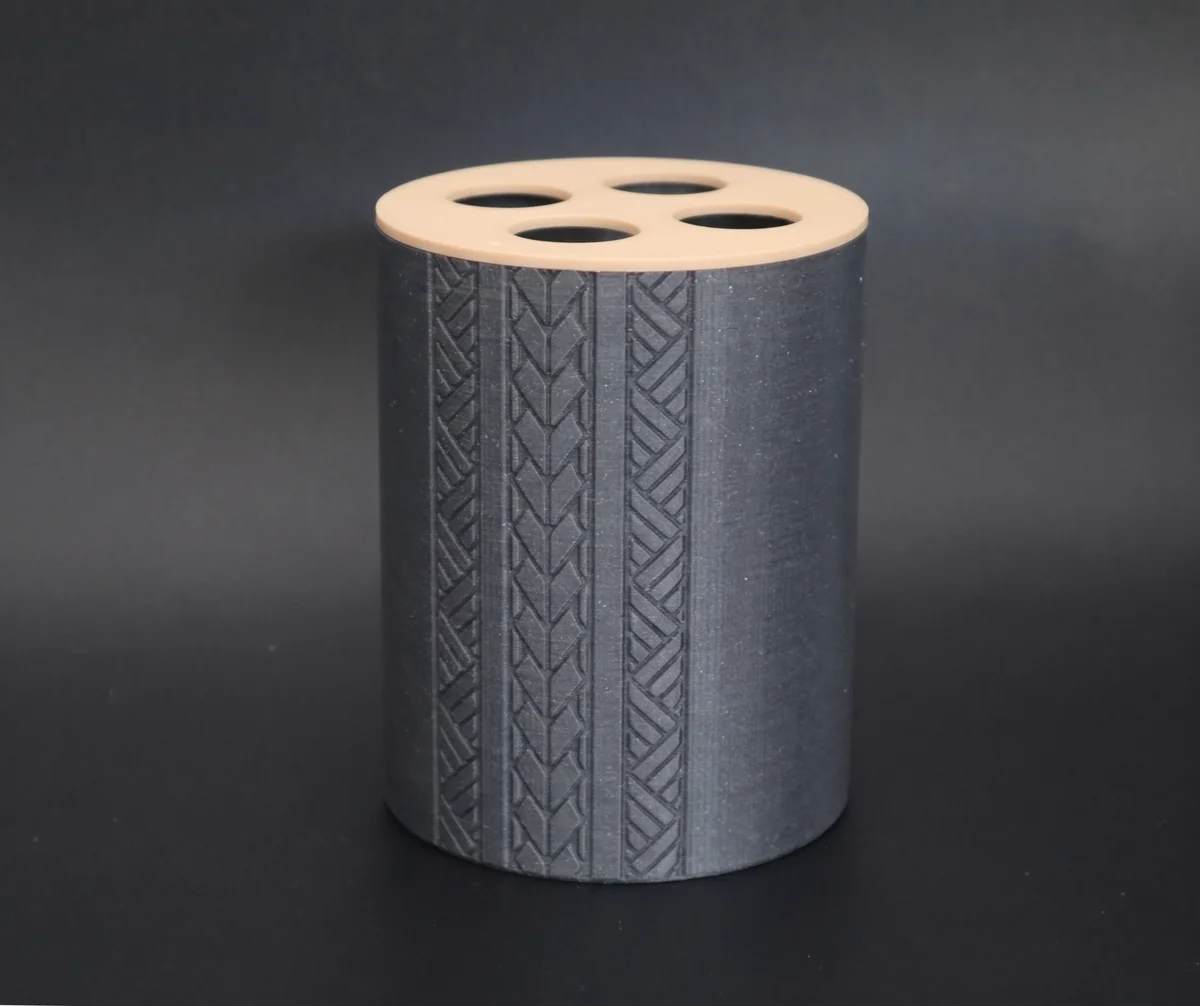 Porte-brosse à dents Manaora version charbon, effet pierre mat avec motifs polynésiens gravés en relief, impression 3D à Tahiti
