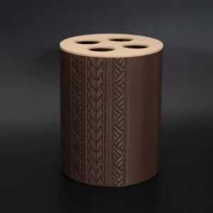 Porte-brosse à dents Manaora version marron foncé, motifs polynésiens gravés en relief et couvercle ton bois, imprimé en 3D à Tahiti