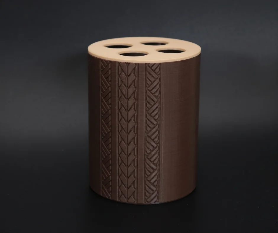Porte-brosse à dents Manaora version marron foncé, motifs polynésiens gravés en relief et couvercle ton bois, imprimé en 3D à Tahiti