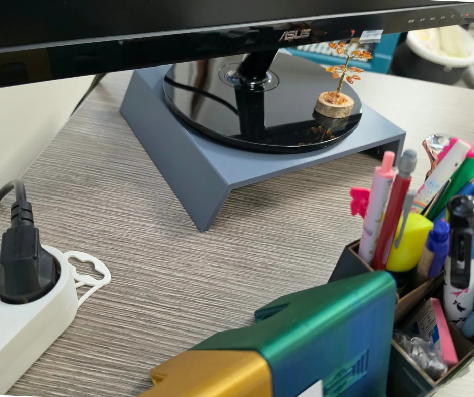 Support d'écran Manaora relevant un écran de 5 cm, avec espace de rangement pour téléphone et accessoires